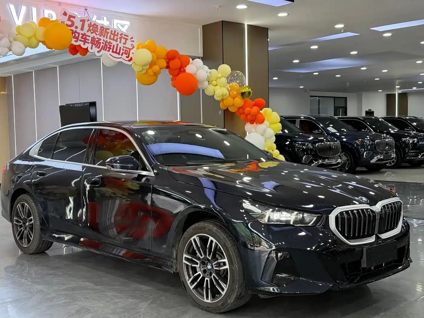 2025 BMW 5 Series 530Li Leading Edition M Sport Package — миниатюра 3