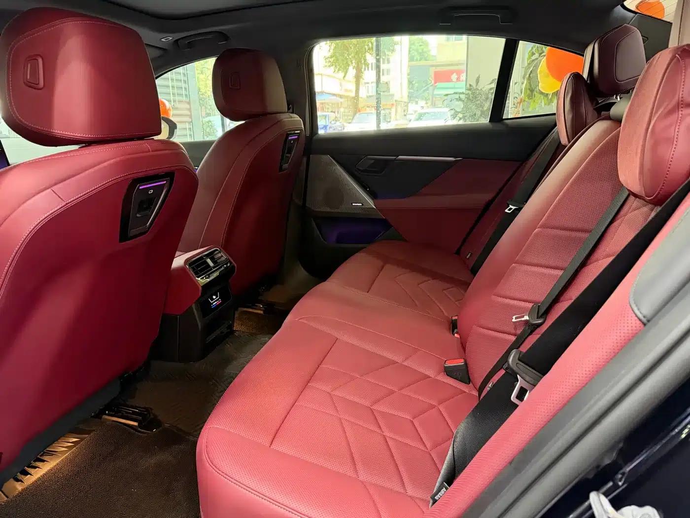 2025 BMW 5 Series 530Li Leading Edition M Sport Package — миниатюра 8