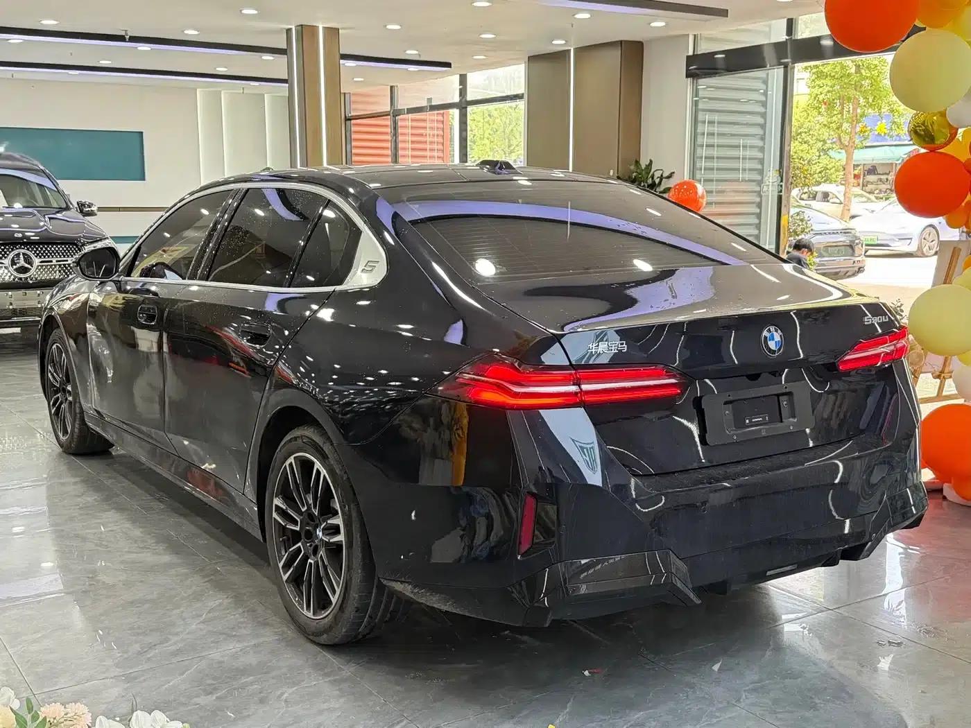 2025 BMW 5 Series 530Li Leading Edition M Sport Package — миниатюра 10