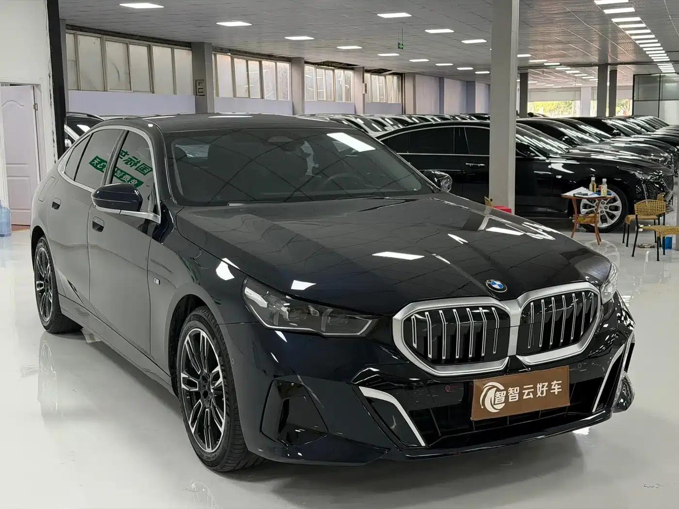 2024 BMW 5 Series 530Li Leading Edition M Sport Package — миниатюра 3