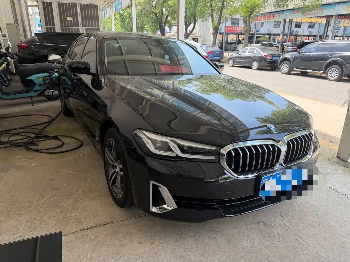 2022 BMW 5 Series 530Li Leading Edition M Sport Package — миниатюра 3