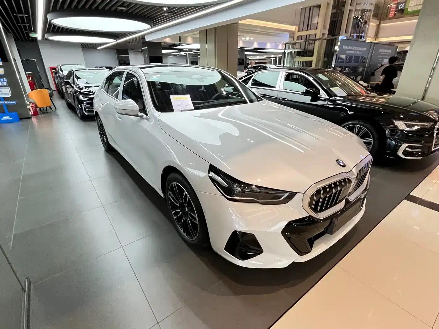 2026 BMW 5 Series 525Li M Sport Package — миниатюра 1