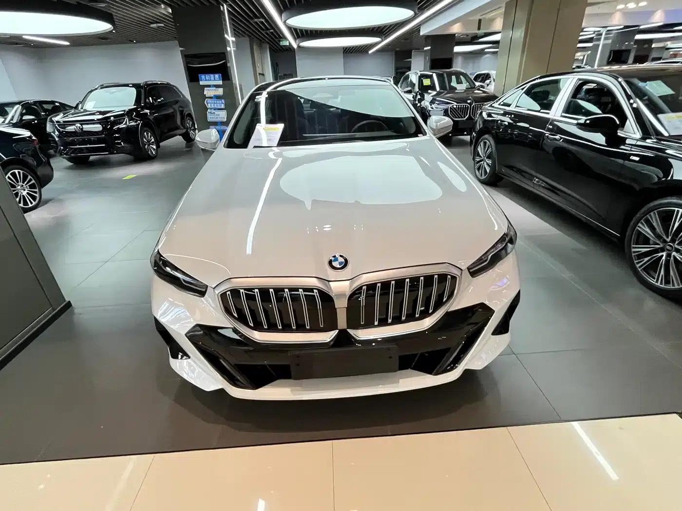 2026 BMW 5 Series 525Li M Sport Package — миниатюра 2