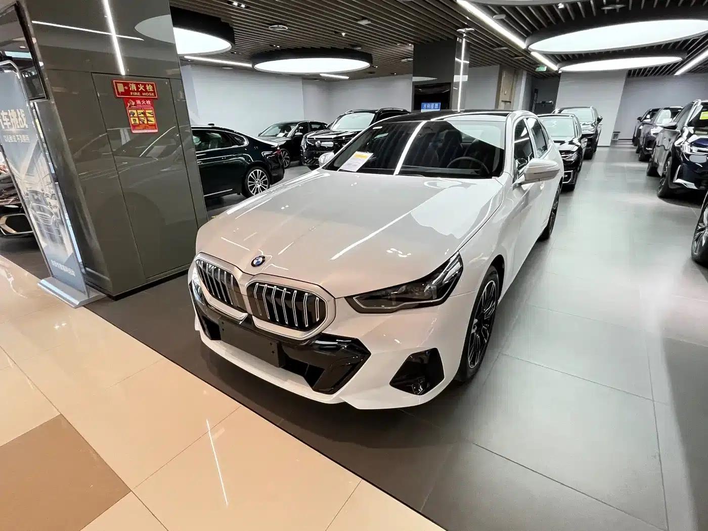 2026 BMW 5 Series 525Li M Sport Package — миниатюра 3