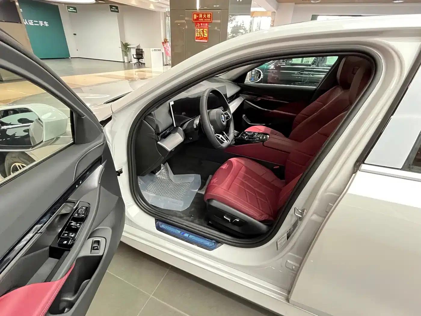 2026 BMW 5 Series 525Li M Sport Package — миниатюра 4