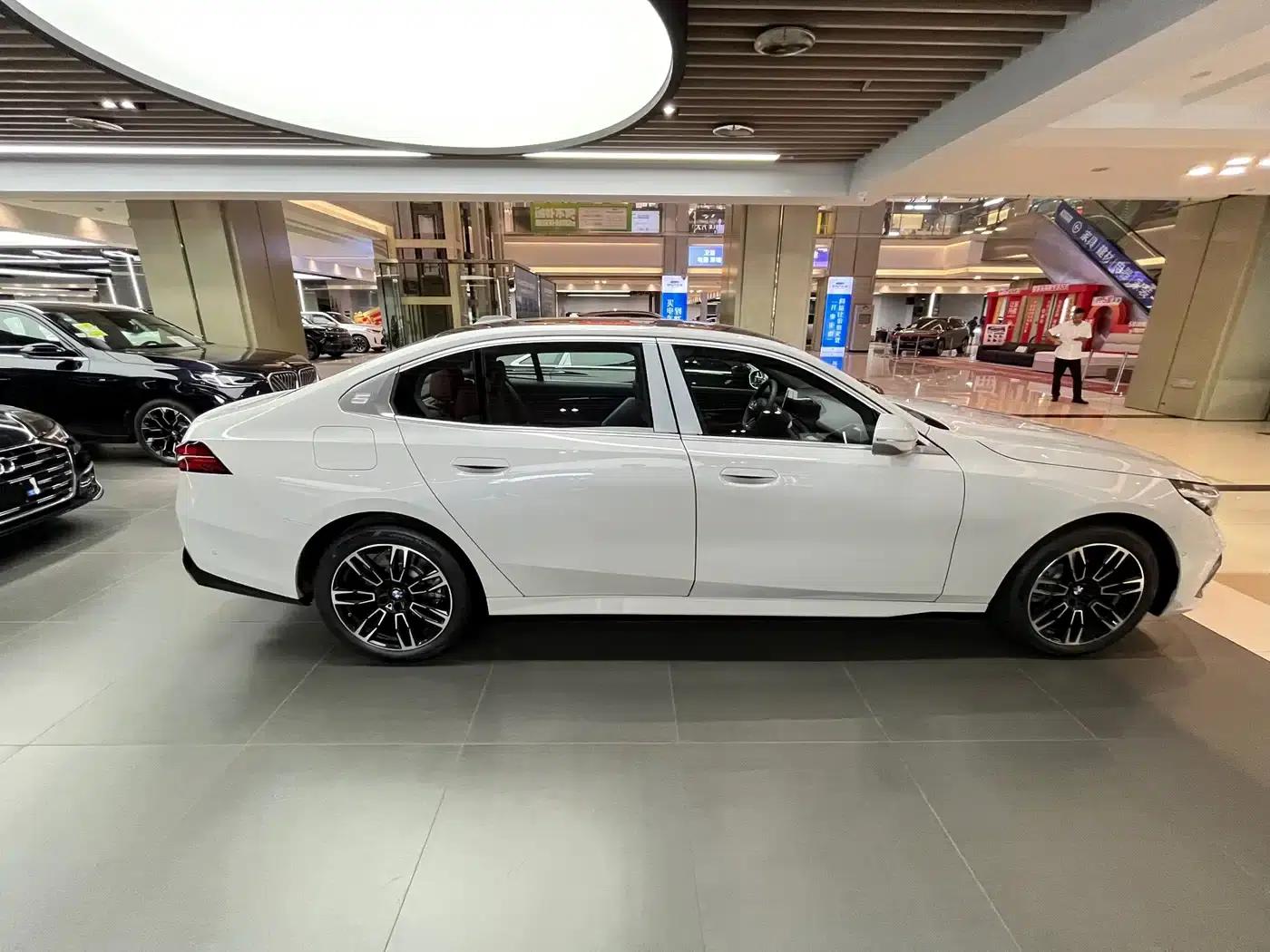 2026 BMW 5 Series 525Li M Sport Package — миниатюра 7