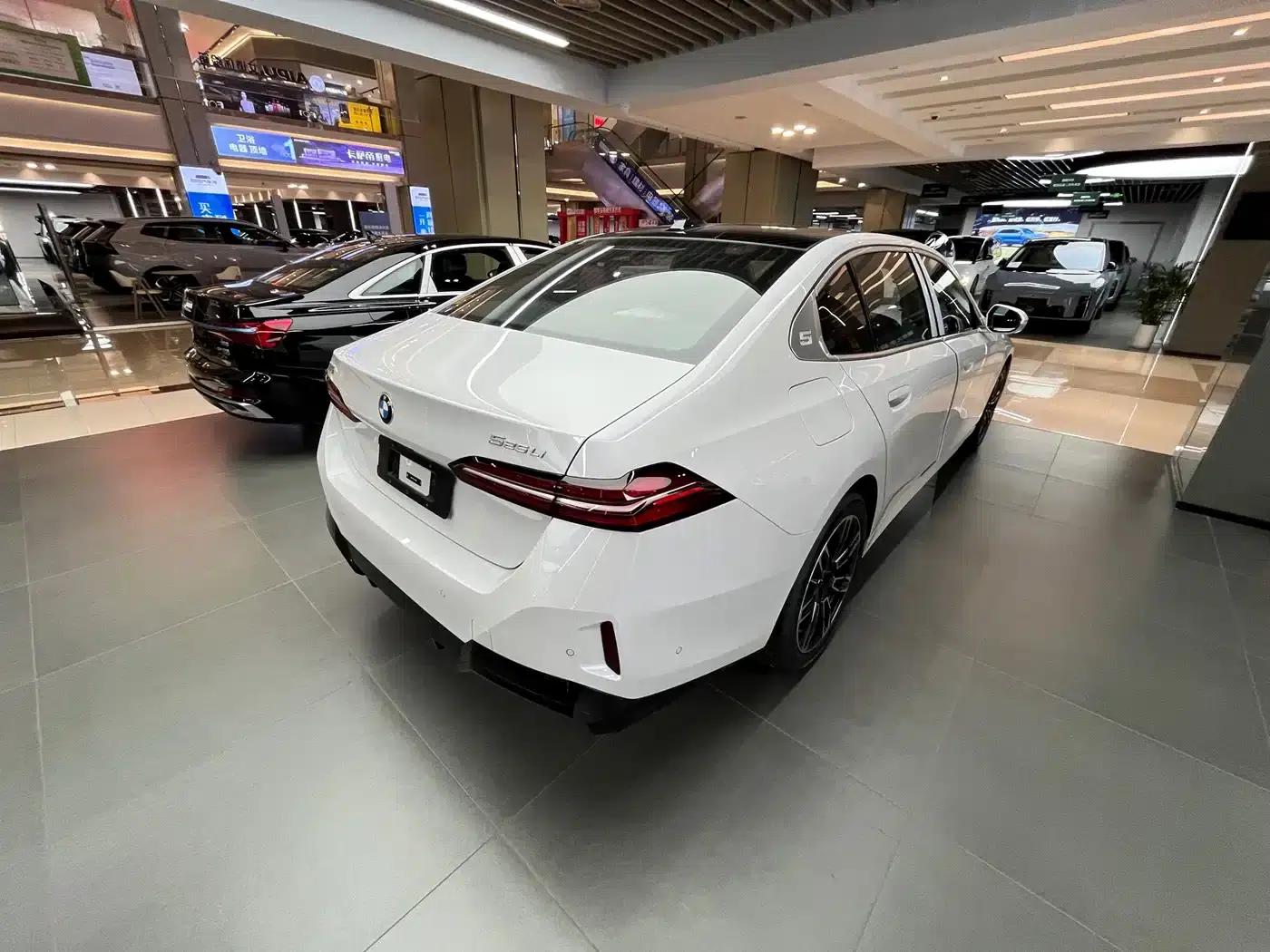 2026 BMW 5 Series 525Li M Sport Package — миниатюра 8