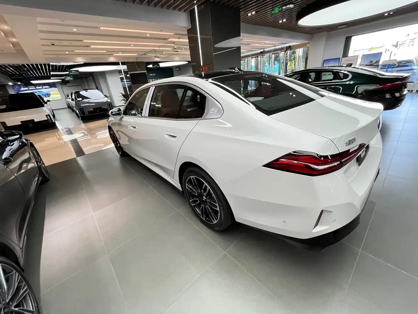 2026 BMW 5 Series 525Li M Sport Package — миниатюра 9
