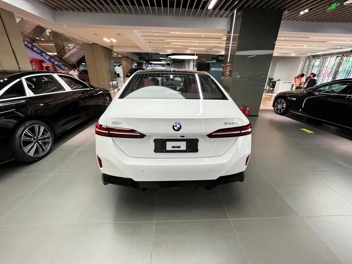 2026 BMW 5 Series 525Li M Sport Package — миниатюра 10