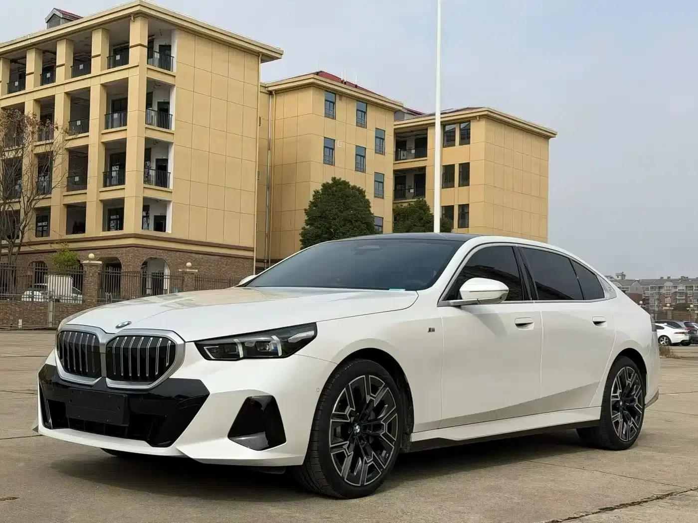 2025 BMW 5 Series 530Li Luxury M Sport Package — миниатюра 1