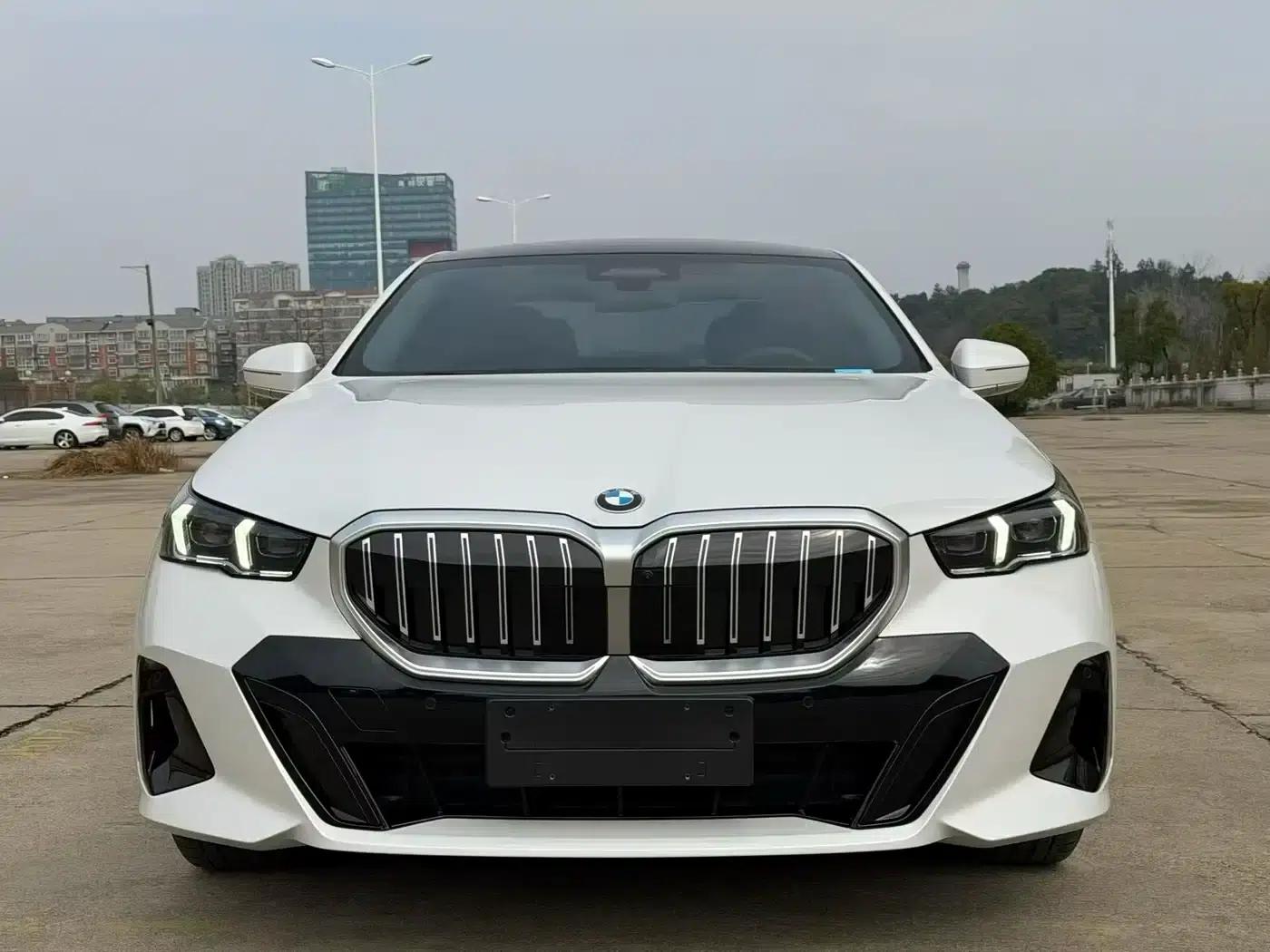 2025 BMW 5 Series 530Li Luxury M Sport Package — миниатюра 2