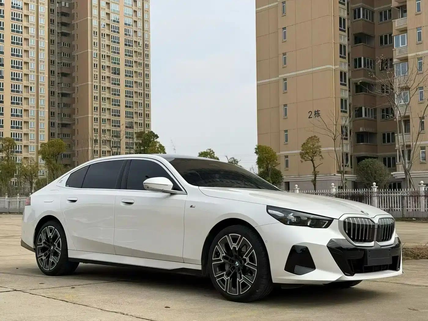 2025 BMW 5 Series 530Li Luxury M Sport Package — миниатюра 3