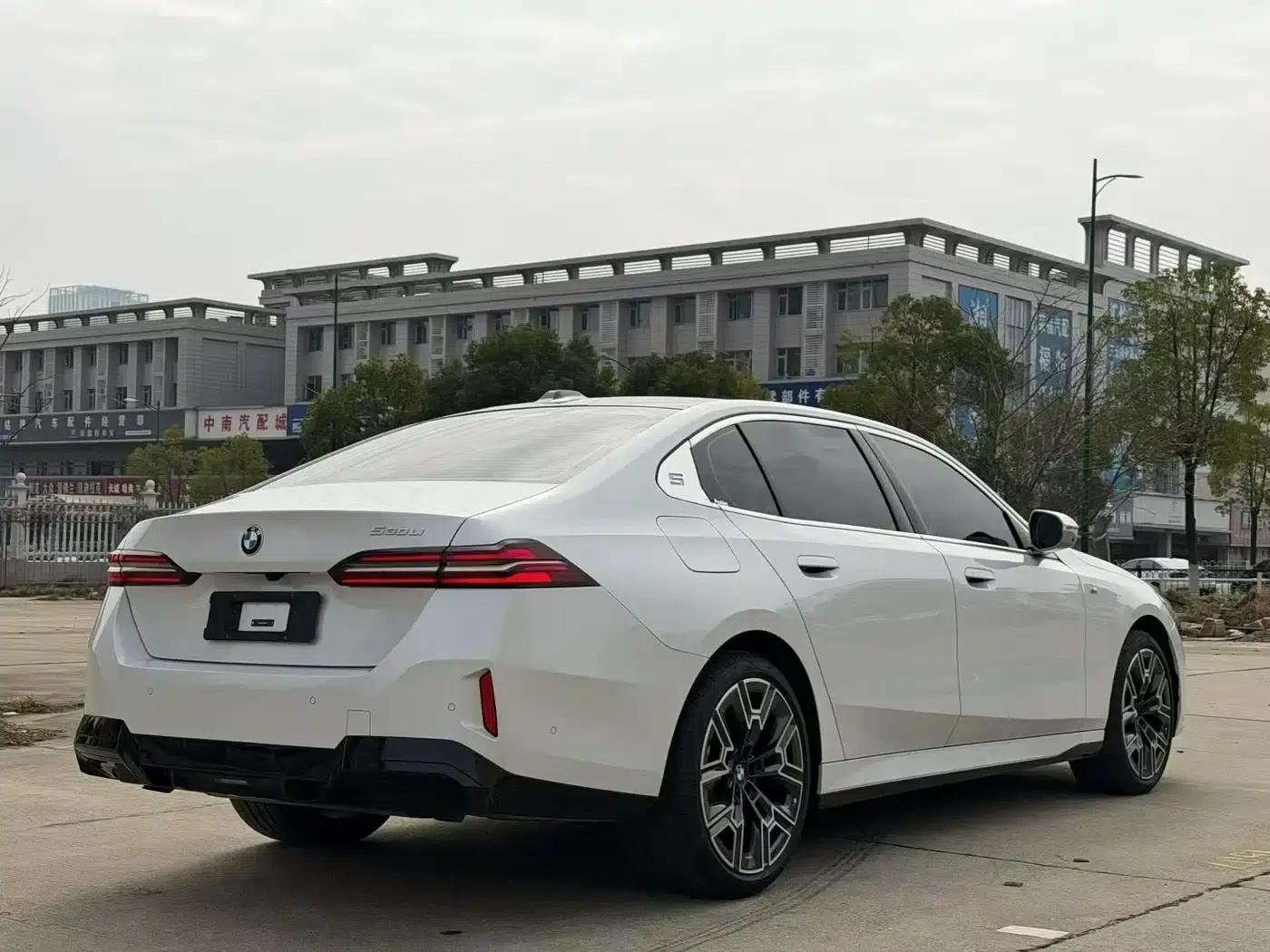 2025 BMW 5 Series 530Li Luxury M Sport Package — миниатюра 4