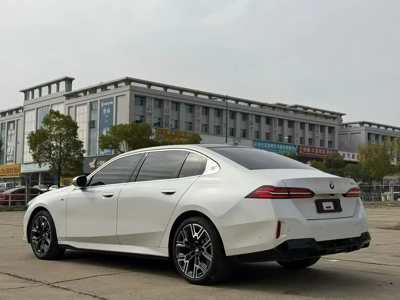2025 BMW 5 Series 530Li Luxury M Sport Package — миниатюра 6