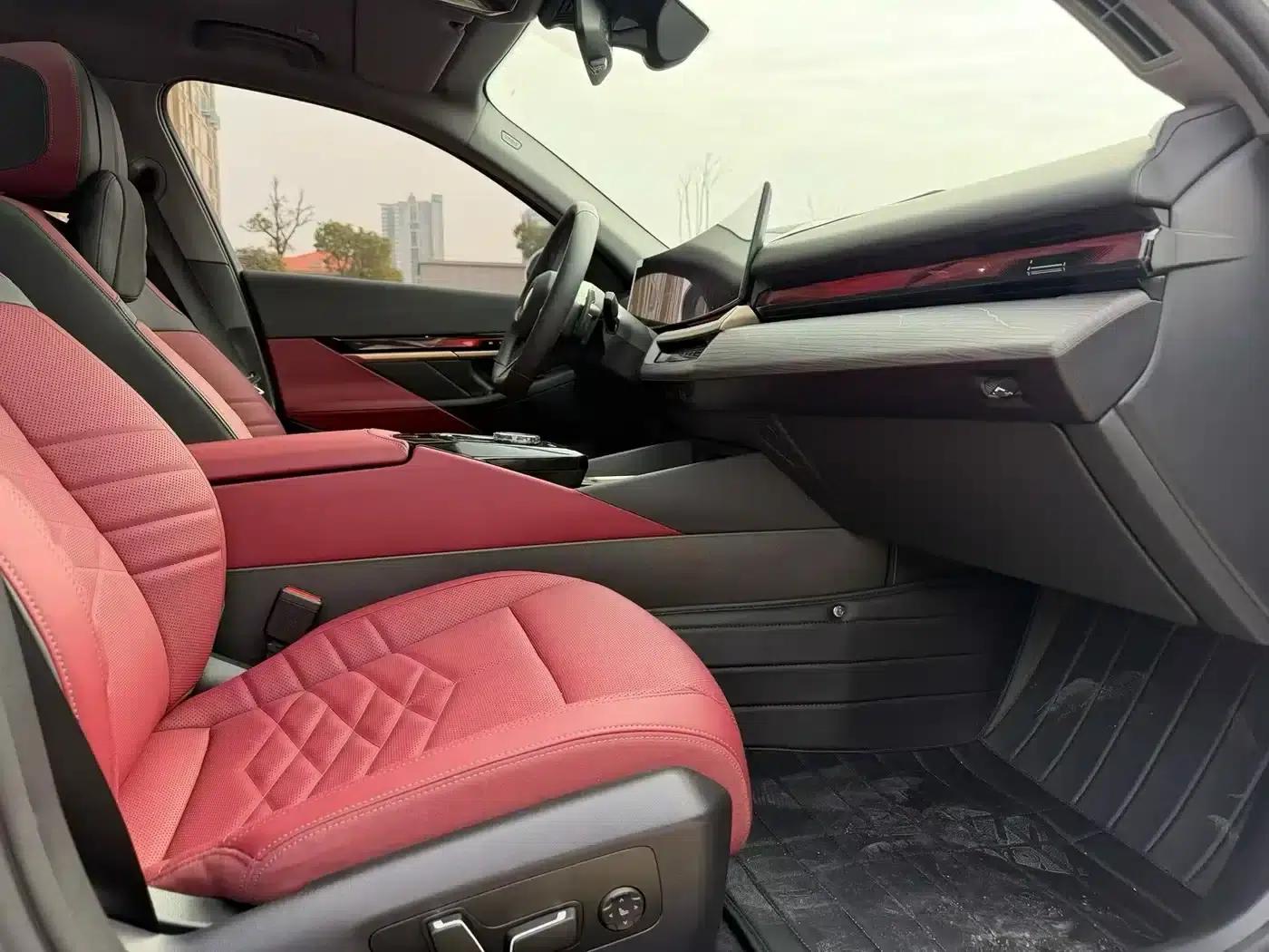 2025 BMW 5 Series 530Li Luxury M Sport Package — миниатюра 7