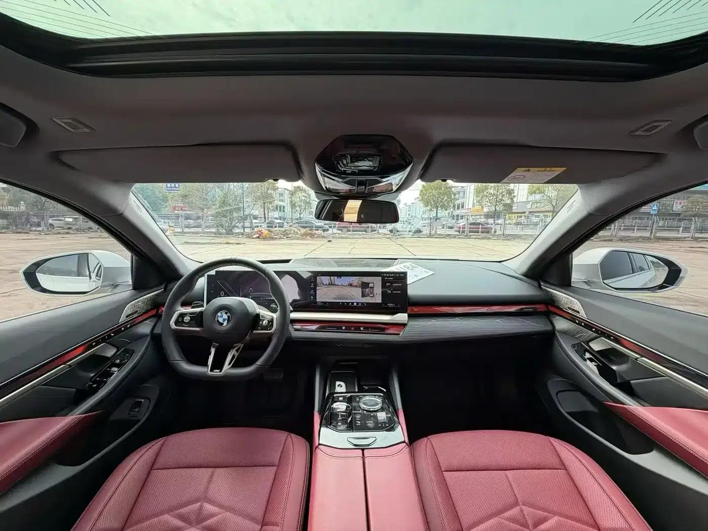 2025 BMW 5 Series 530Li Luxury M Sport Package — миниатюра 8