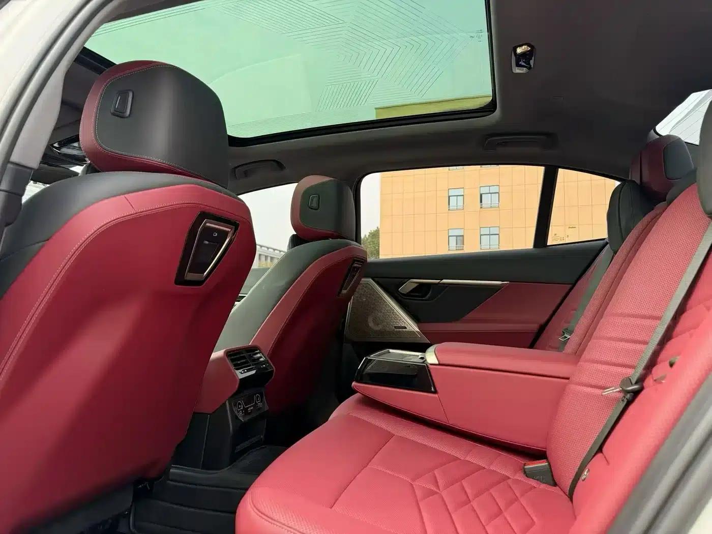 2025 BMW 5 Series 530Li Luxury M Sport Package — миниатюра 9