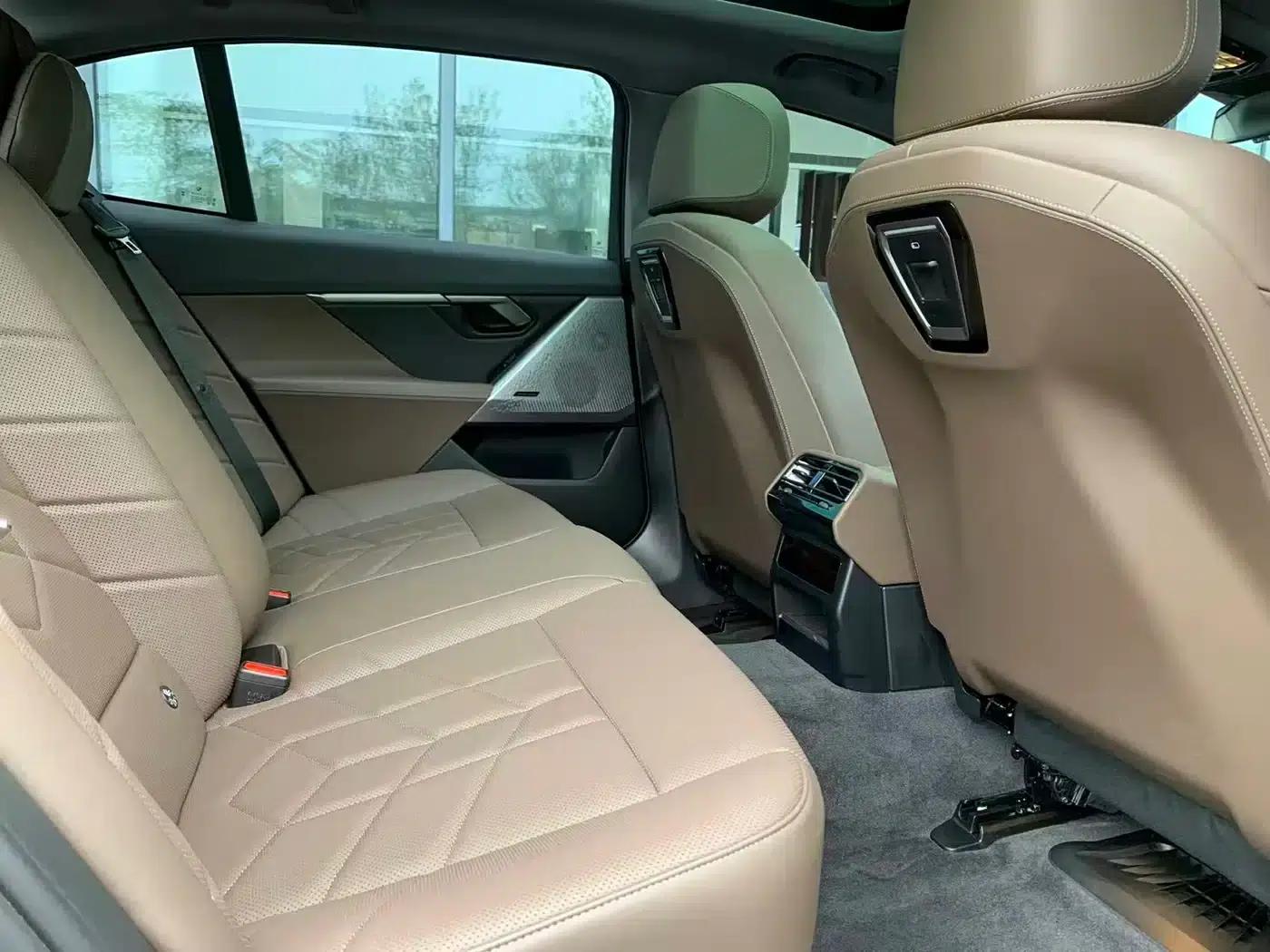 2024 BMW 5 Series 530Li Leading Luxury Package — миниатюра 12