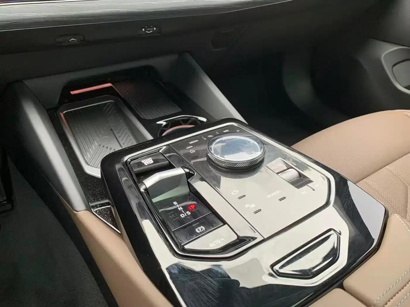 2024 BMW 5 Series 530Li Leading Luxury Package — миниатюра 10