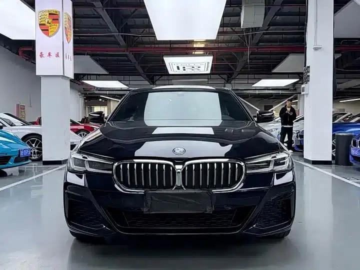 2021 BMW 5 Series 525Li M Sport Package — миниатюра 2
