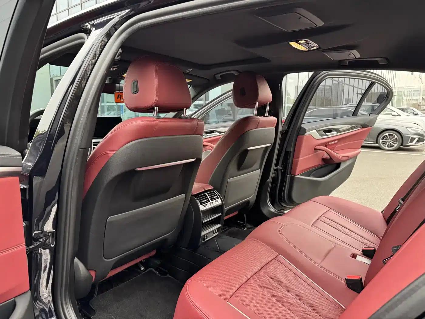 2021 BMW 5 Series 525Li M Sport Package — миниатюра 8