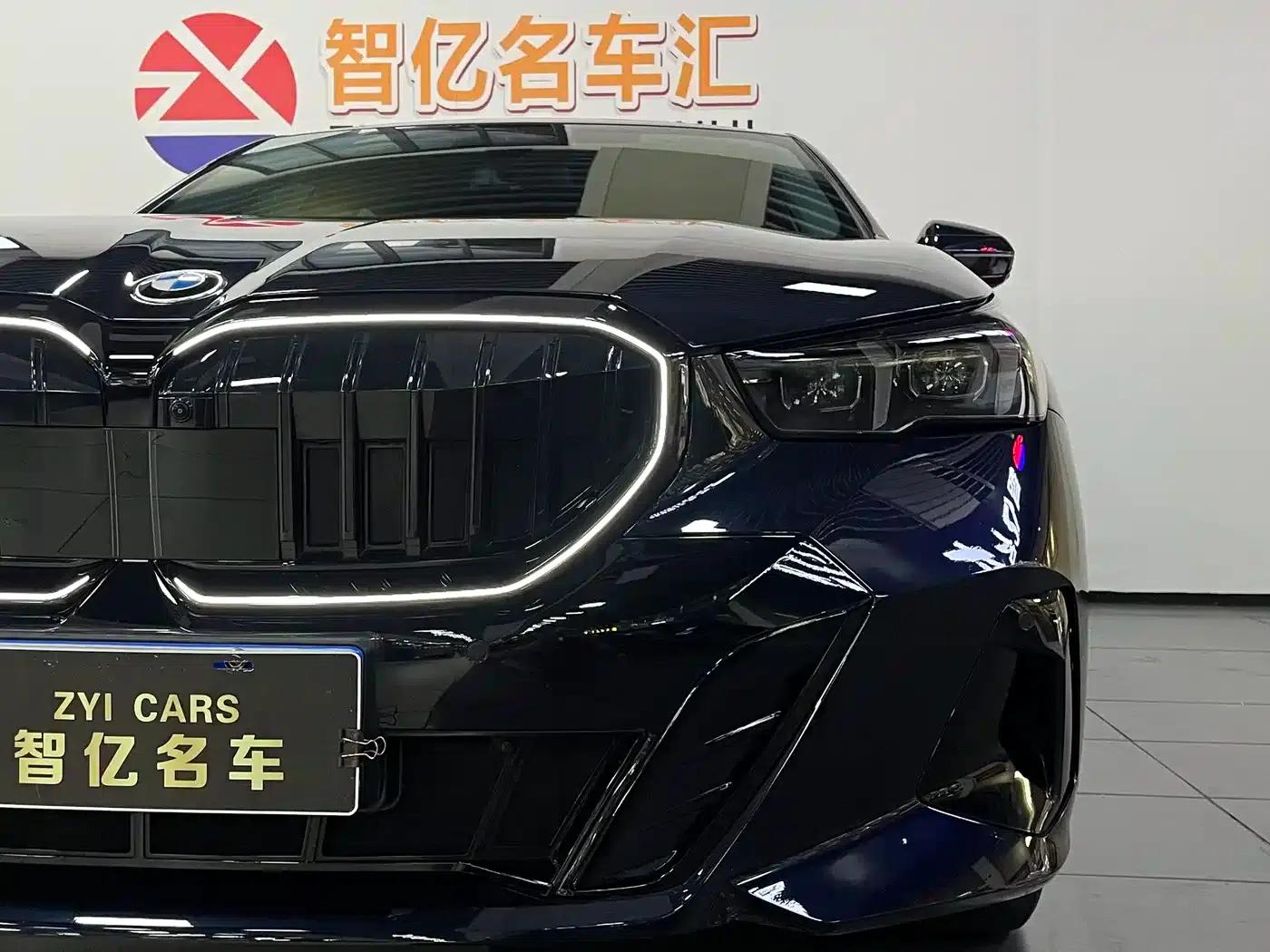 2025 BMW 5 Series 530Li Leading Edition M Sport Package — миниатюра 13