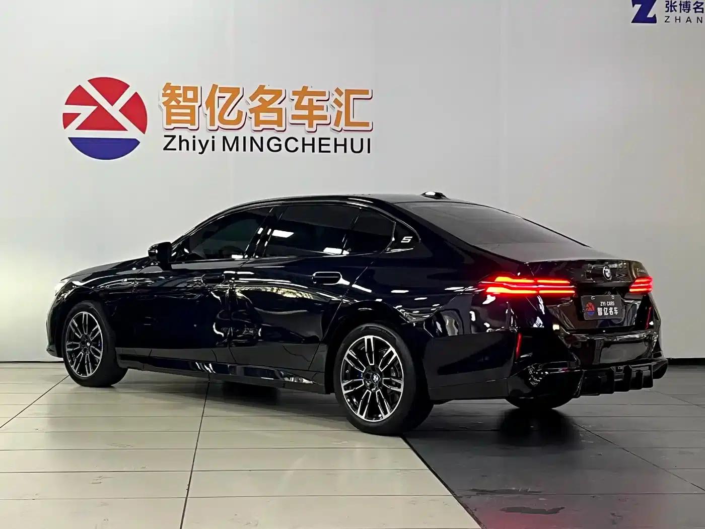 2025 BMW 5 Series 530Li Leading Edition M Sport Package — миниатюра 14