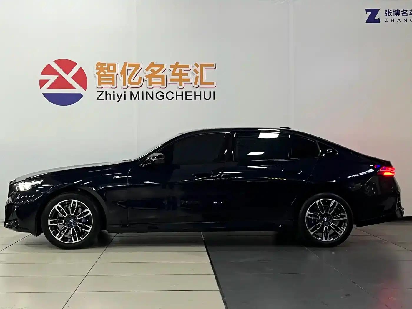 2025 BMW 5 Series 530Li Leading Edition M Sport Package — миниатюра 4