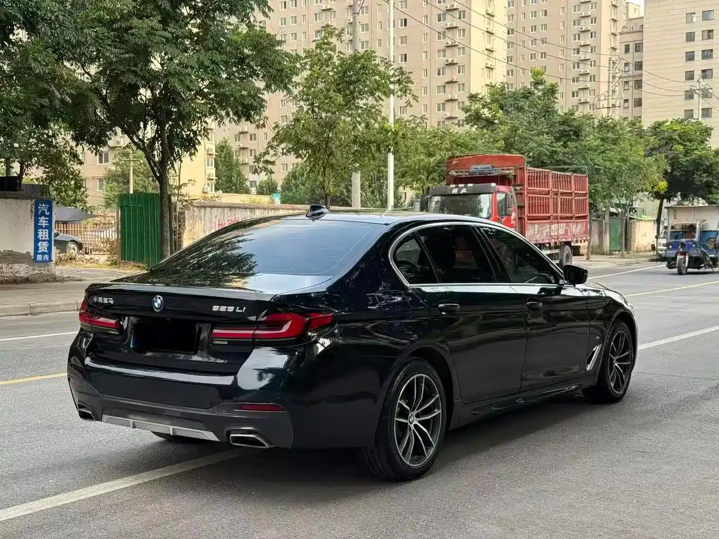 2022 BMW 5 Series 525Li M Sport Package — миниатюра 4