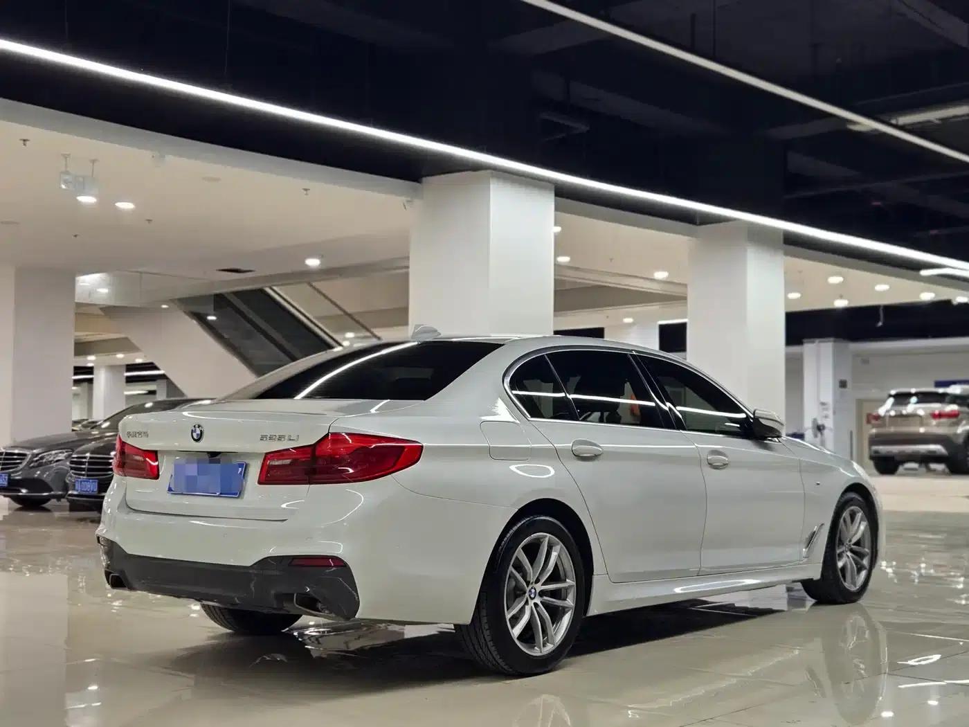 2020 BMW 5 Series 525Li M Sport Package — миниатюра 3