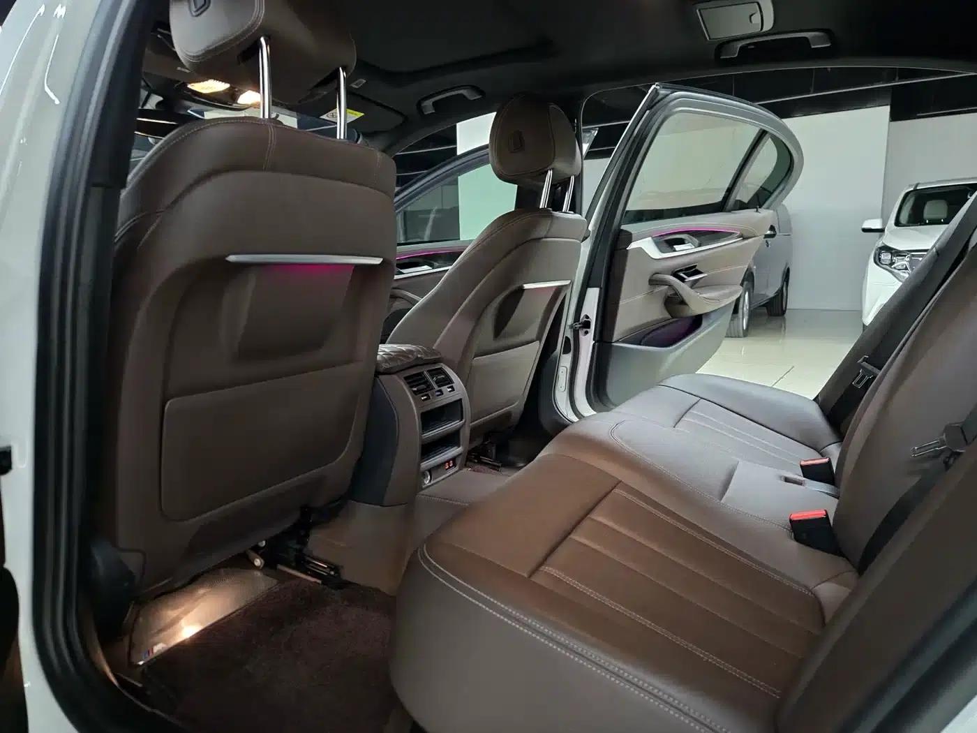 2020 BMW 5 Series 525Li M Sport Package — миниатюра 7