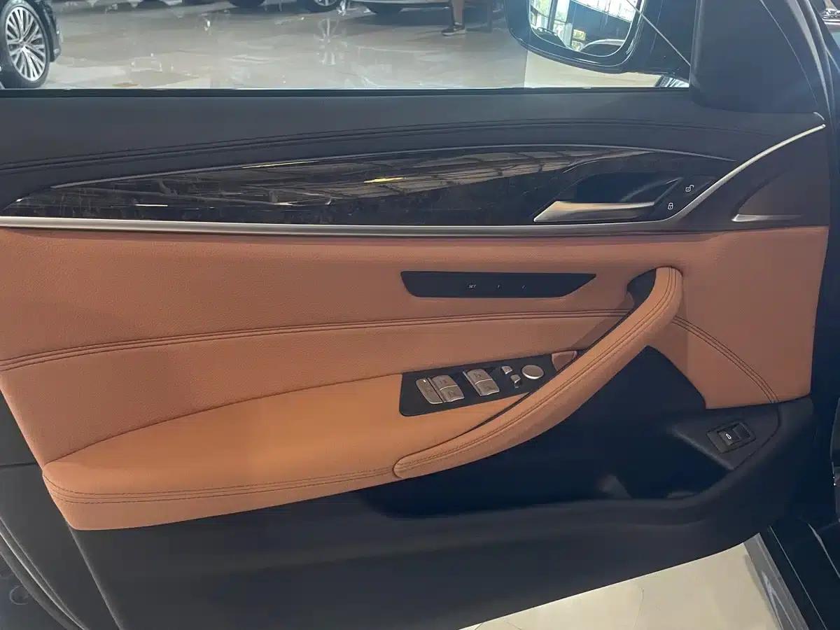 2019 BMW 5 Series 530Li Leading Edition M Sport Package — миниатюра 3