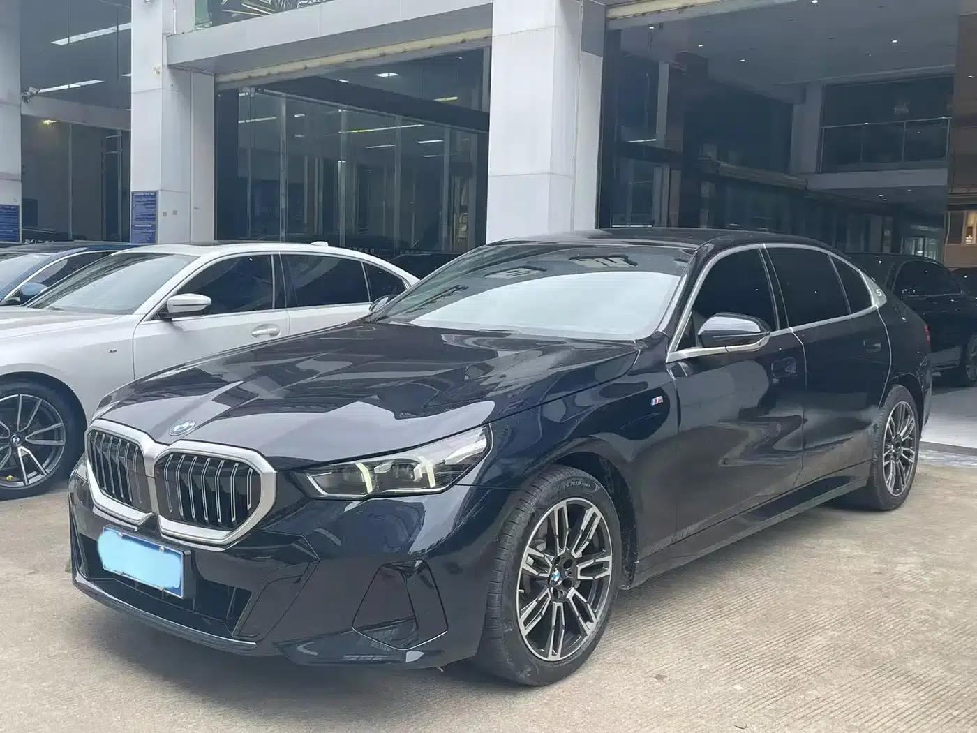 2025 BMW 5 Series 530Li Leading Edition M Sport Package — миниатюра 1