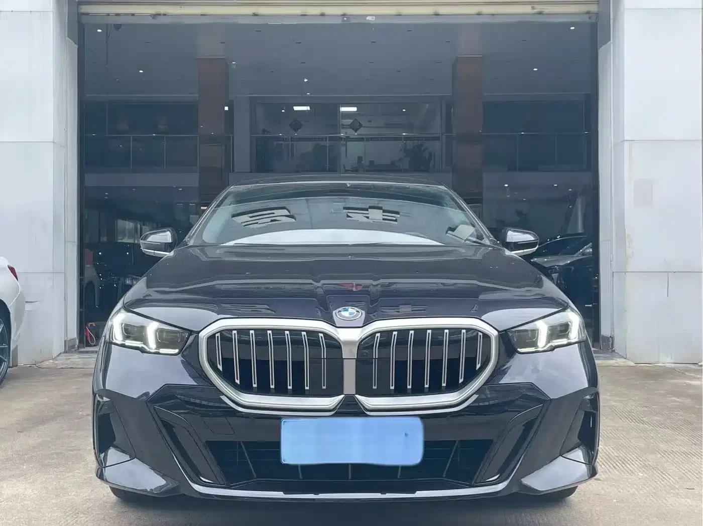 2025 BMW 5 Series 530Li Leading Edition M Sport Package — миниатюра 2