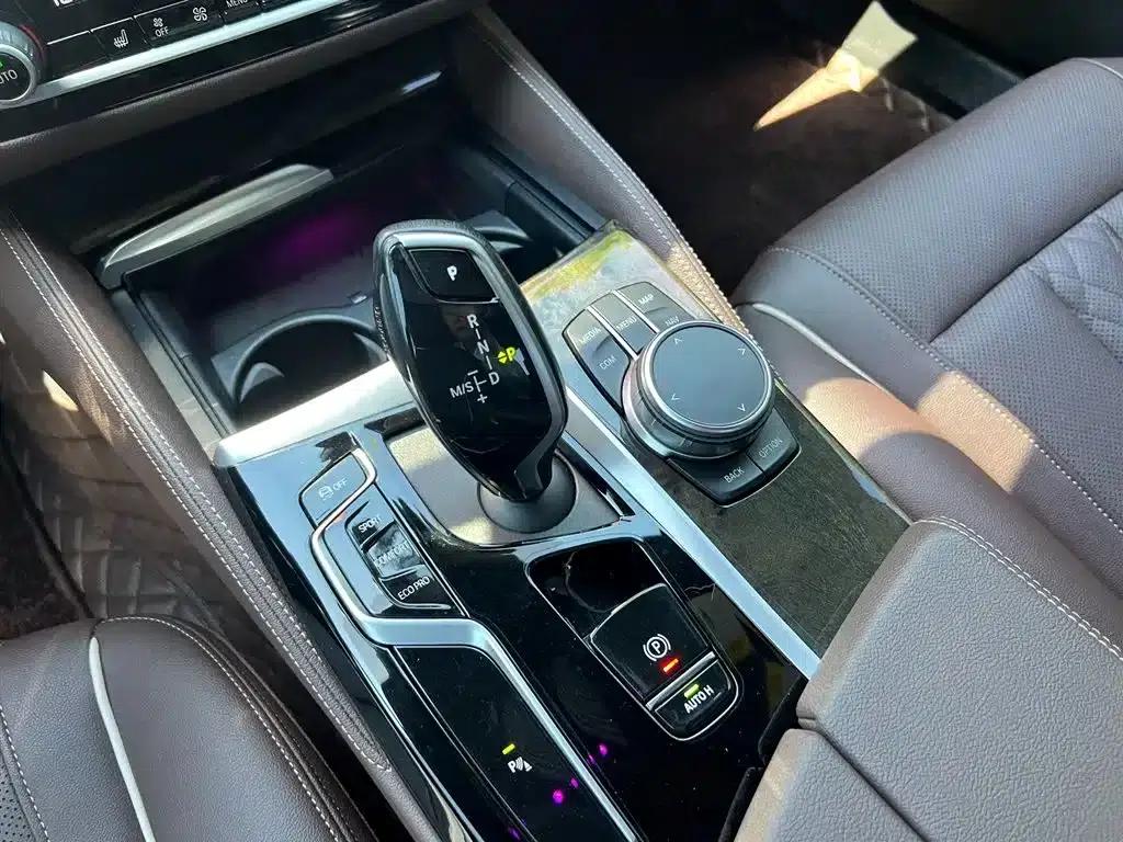 2021 BMW 5 Series 525Li M Sport Package — миниатюра 10