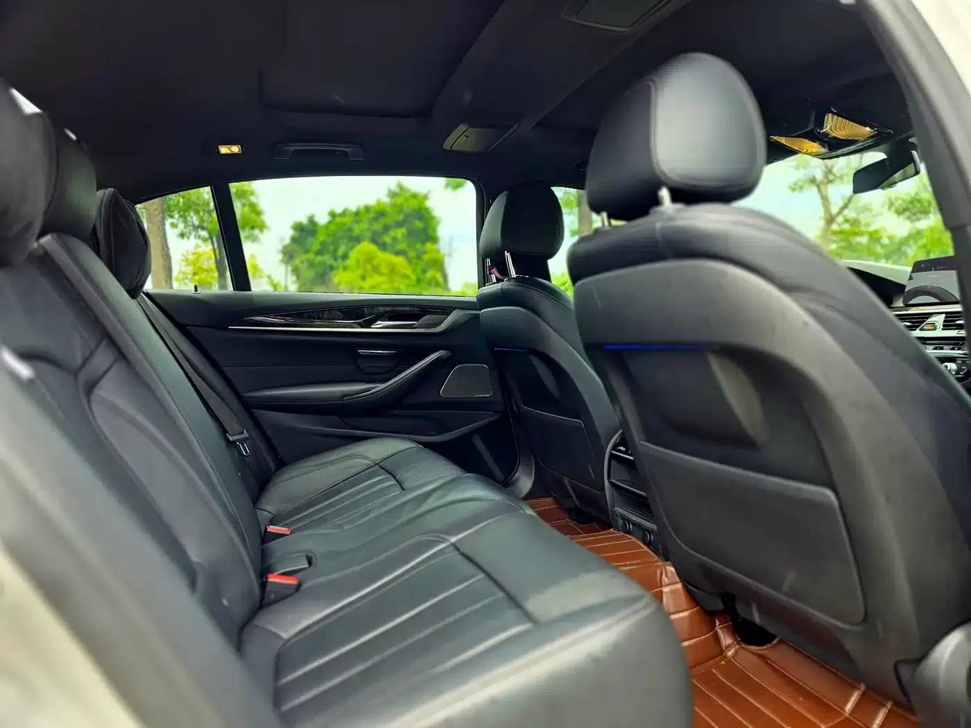 2018 BMW 5 Series 530Li Leading Edition M Sport Package — миниатюра 6
