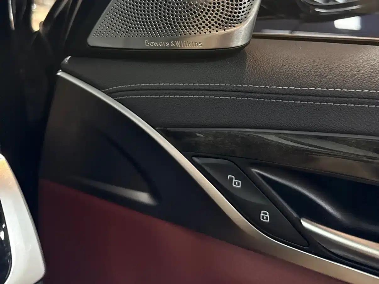 2020 BMW 5 Series 530Li Leading Edition M Sport Package — миниатюра 9