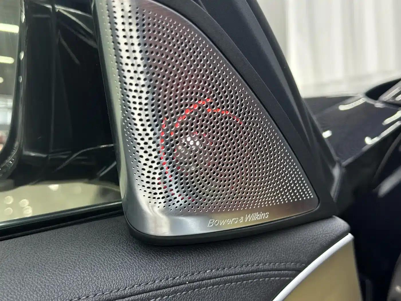 2022 BMW 5 Series 530Li Leading Edition M Sport Package — миниатюра 9