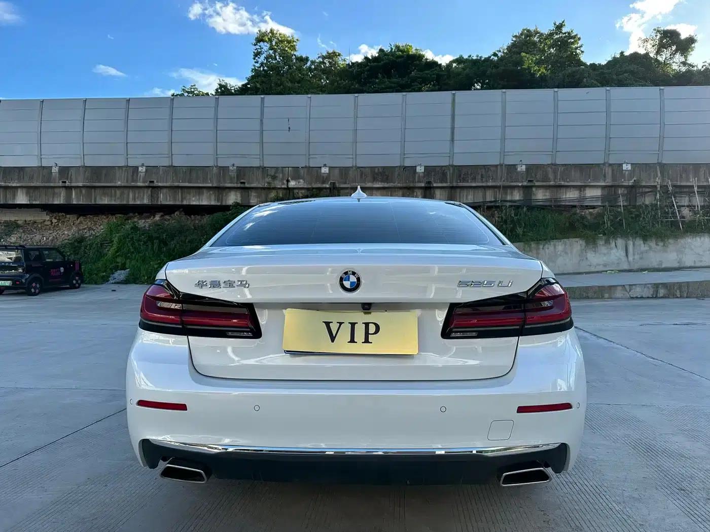 2022 BMW 5 Series 525Li M Sport Package — миниатюра 8
