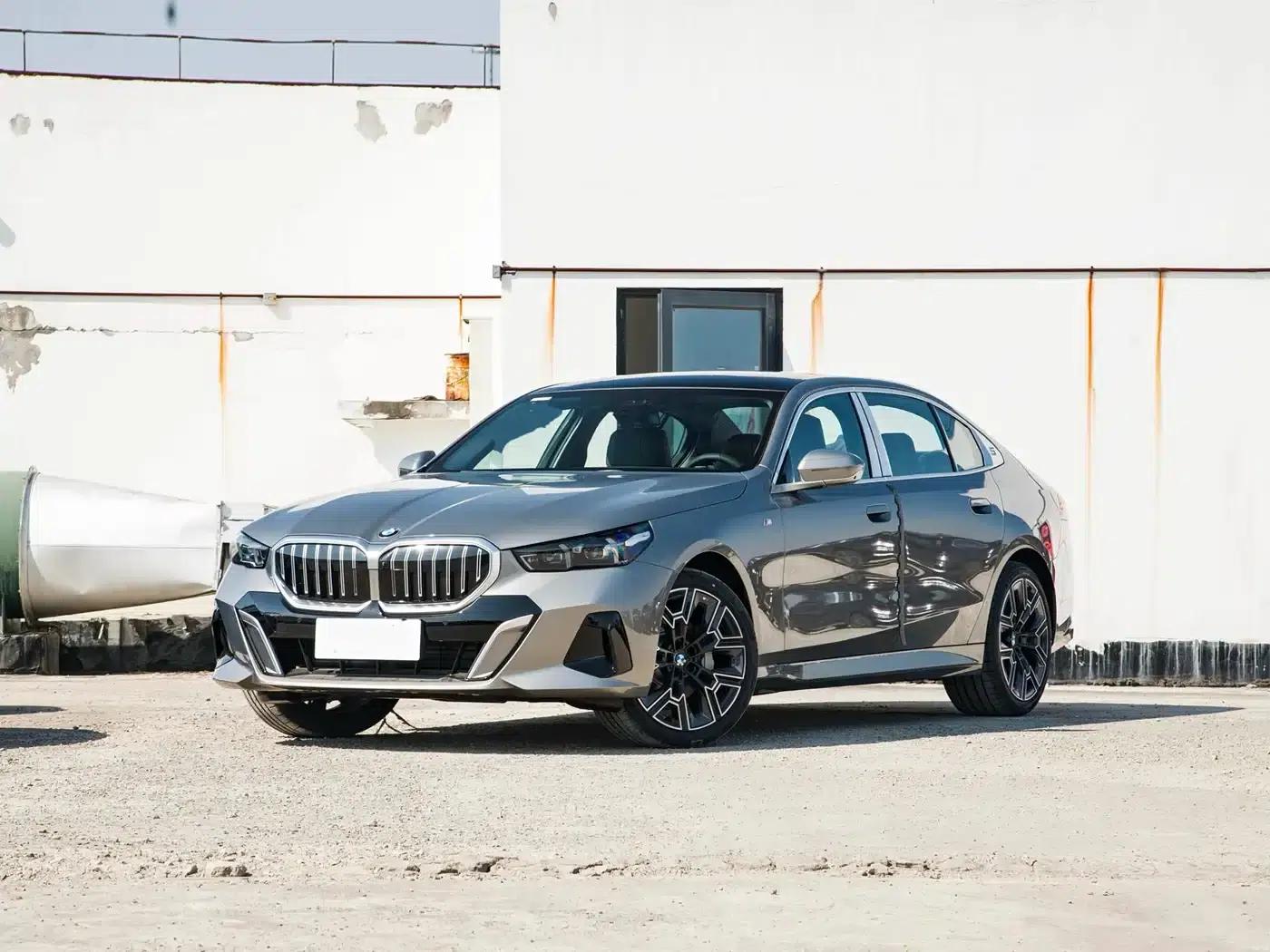 2024 BMW 5 Series 530Li Luxury M Sport Package — миниатюра 1