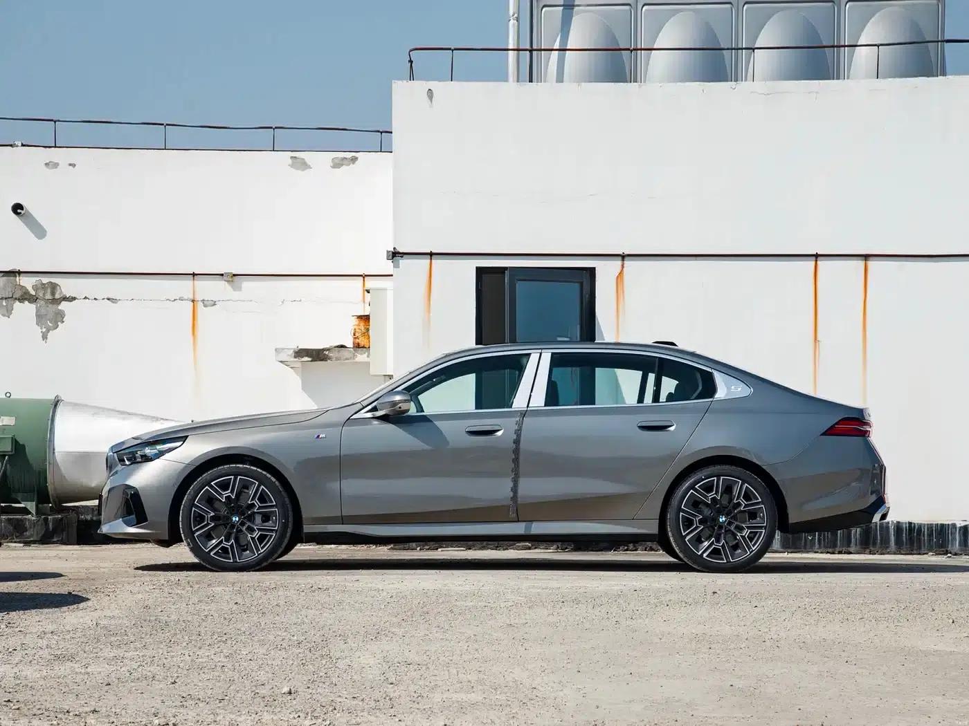 2024 BMW 5 Series 530Li Luxury M Sport Package — миниатюра 3