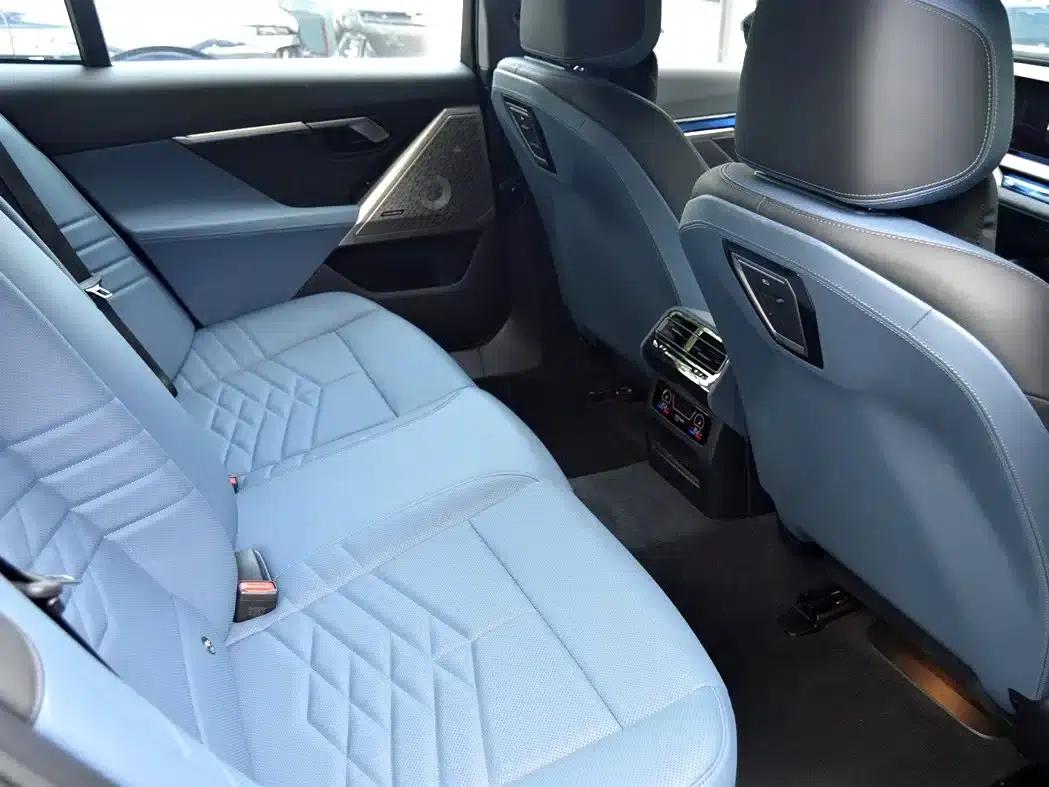 2024 BMW 5 Series 530Li Luxury M Sport Package — миниатюра 8