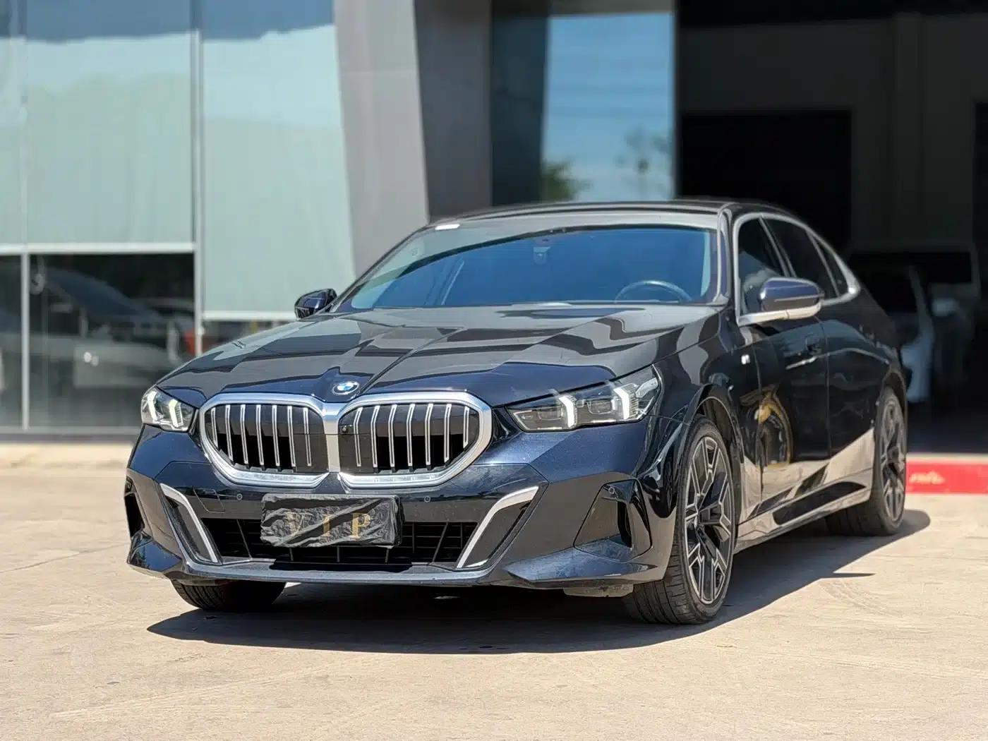 2024 BMW 5 Series 530Li Luxury M Sport Package — миниатюра 1
