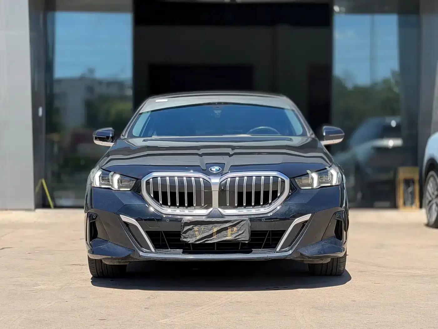 2024 BMW 5 Series 530Li Luxury M Sport Package — миниатюра 2