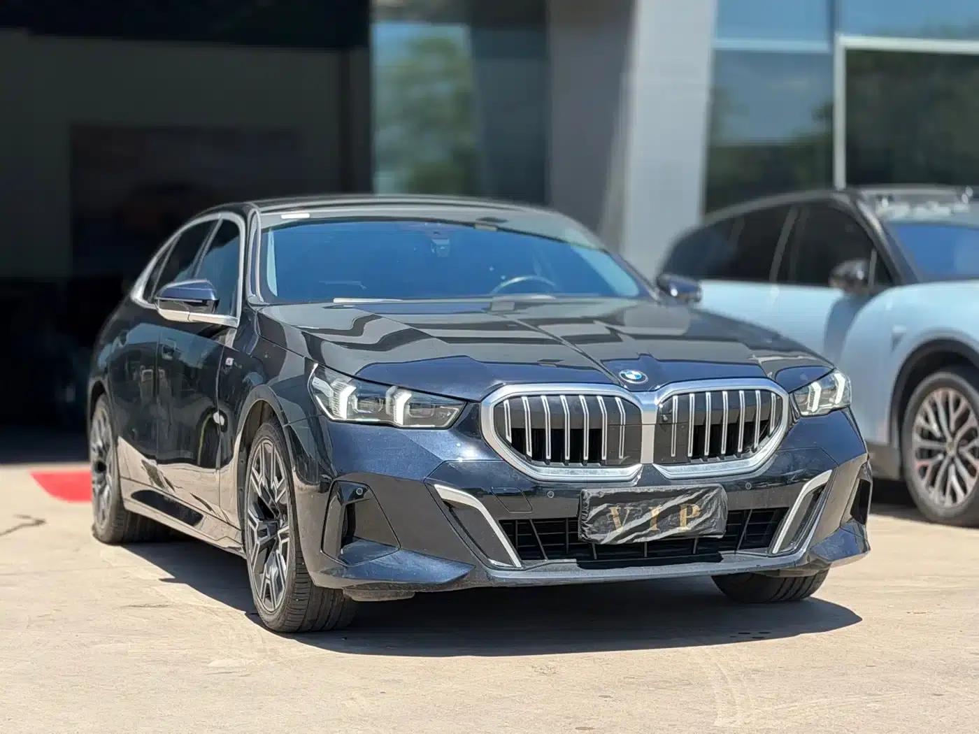 2024 BMW 5 Series 530Li Luxury M Sport Package — миниатюра 3