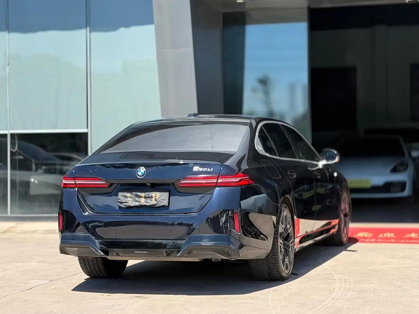 2024 BMW 5 Series 530Li Luxury M Sport Package — миниатюра 6
