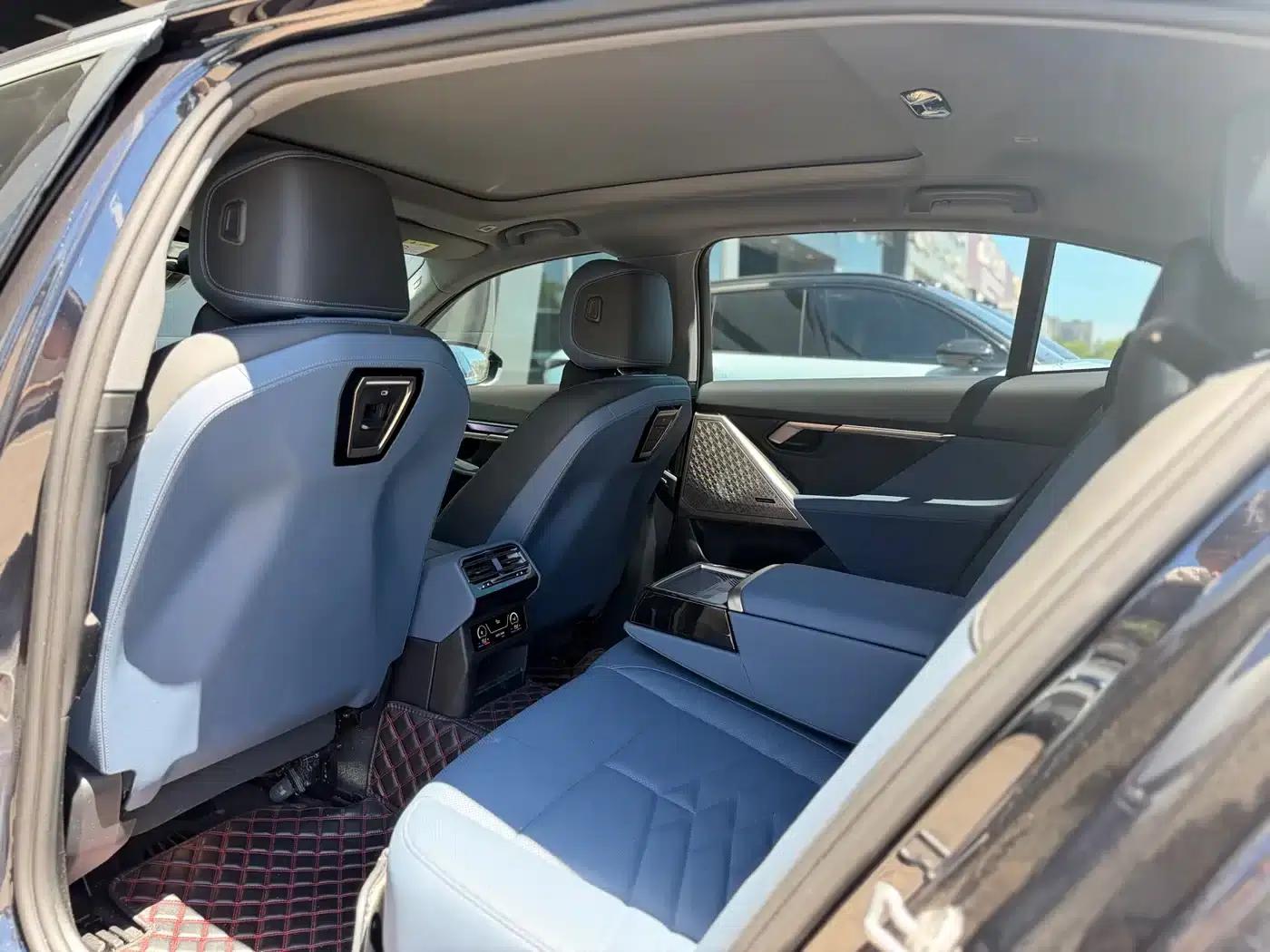 2024 BMW 5 Series 530Li Luxury M Sport Package — миниатюра 8