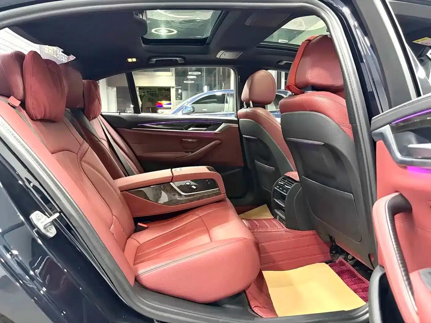 2020 BMW 5 Series 530Li Leading Edition M Sport Package — миниатюра 6