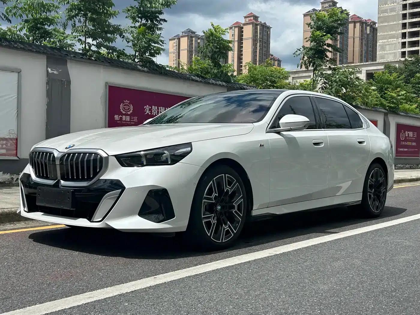 2025 BMW 5 Series 530Li Luxury M Sport Package — миниатюра 2