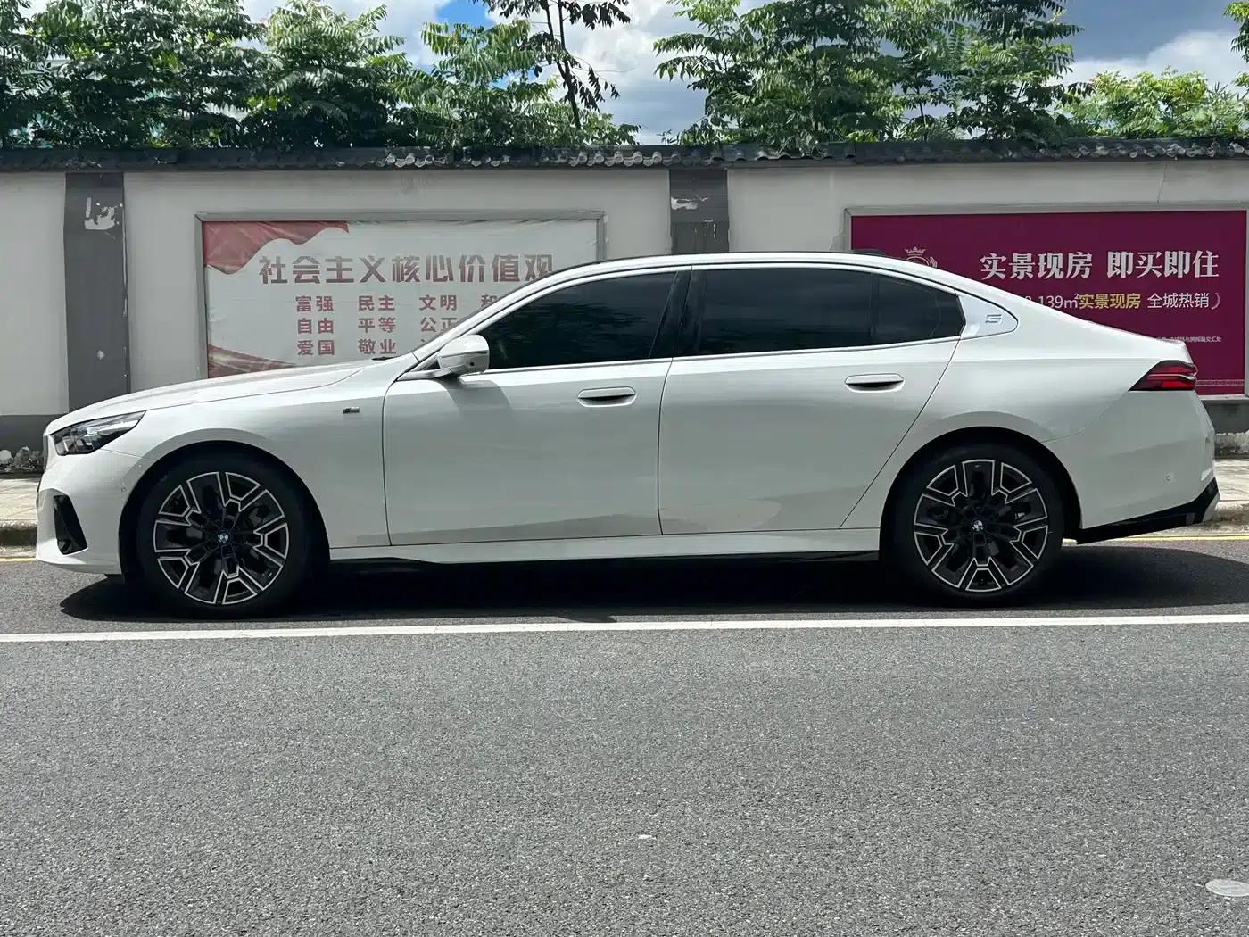 2025 BMW 5 Series 530Li Luxury M Sport Package — миниатюра 3